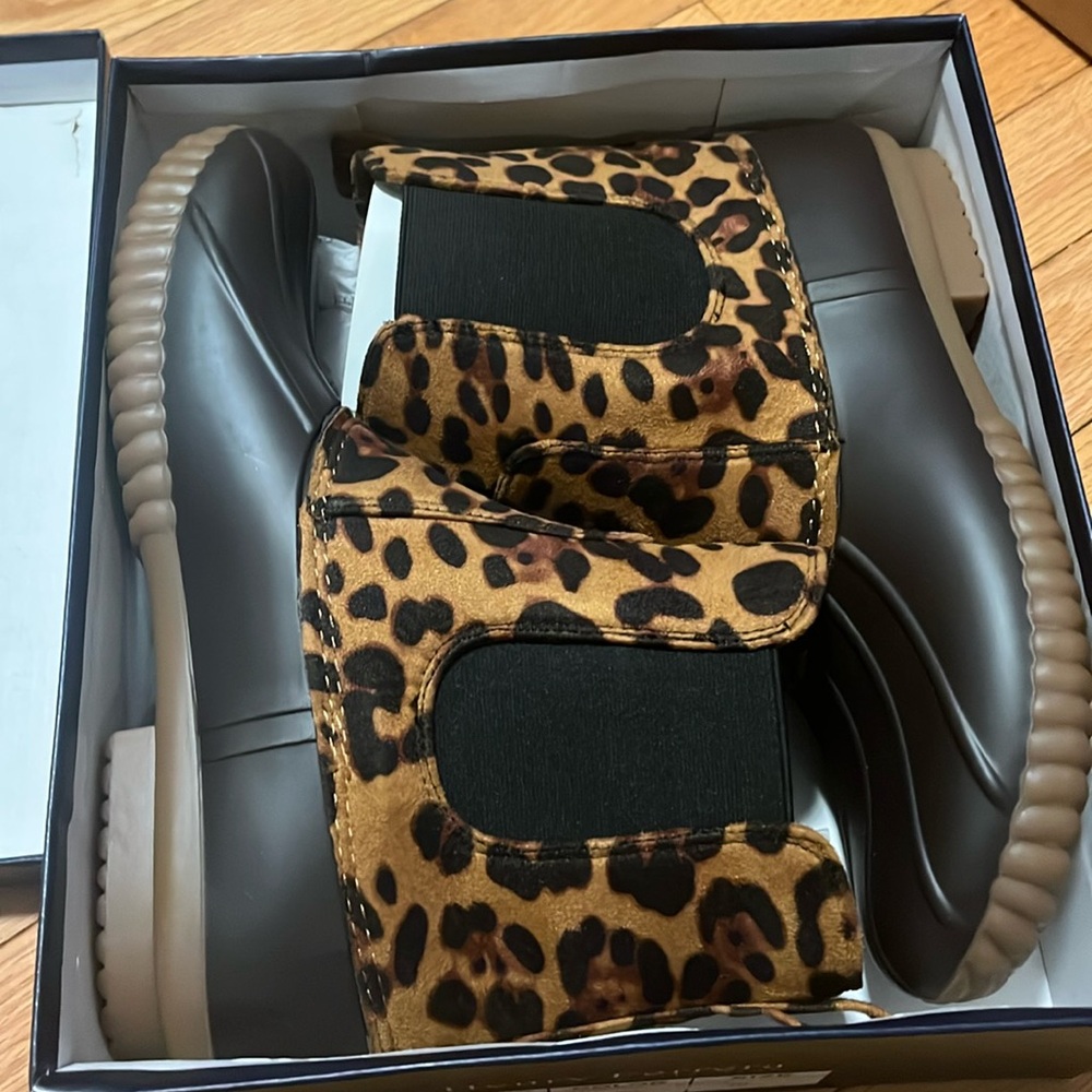 NIB Henry Ferrera leopard boots